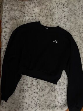 ALO Yoga Cropped Accolade Crewneck in Black